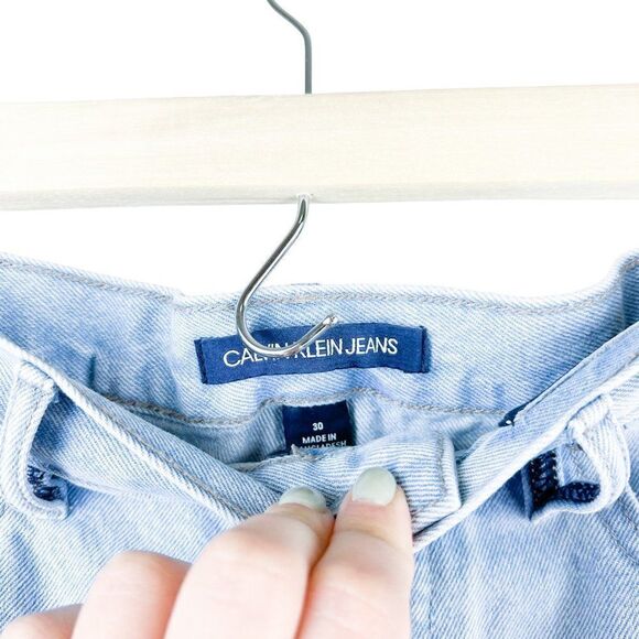 Calvin Klein Light Wash Frayed Edge Raw Hem Denim Jean Shorts Size 30 - Picture 6 of 7